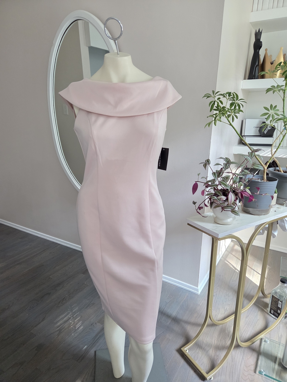 Elegant Off-Shoulder Pink Sheath Dress